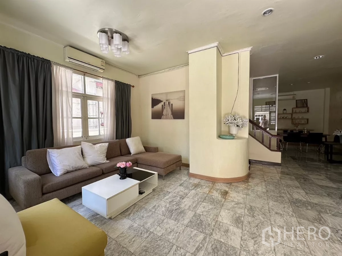 สำนักงานที่บ้าน ให้เช่าในSuan Luang, Bangkok - ห้องนั่งเล่นสว่าง โซฟาเข้ามุม โต๊ะกลาง และหน้าต่างติดผ้าม่าน