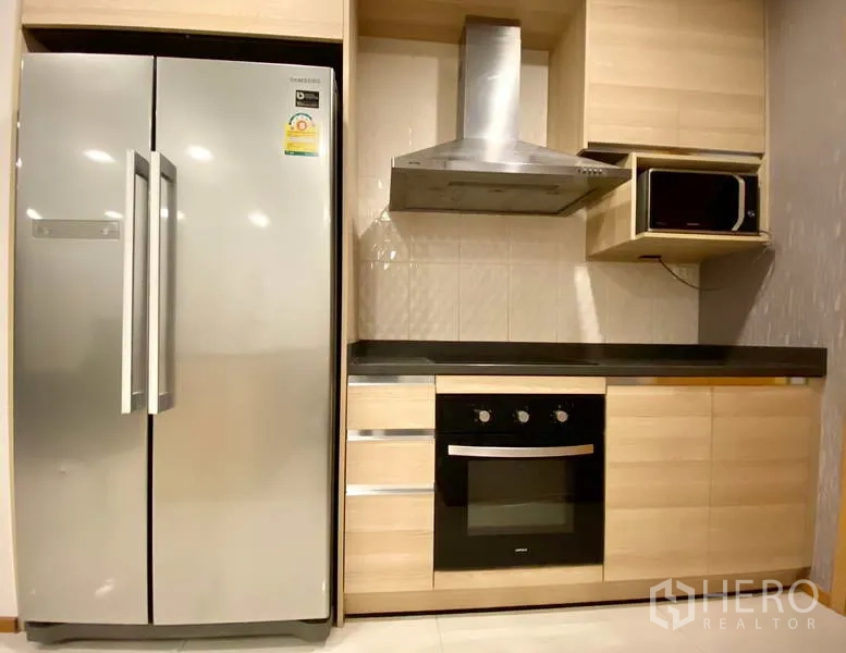 คอนโด ให้เช่าหรือขายในKhlong Toei, Bangkok - เครื่องครัวบิลท์อิน มีตู้เย็นสองประตู เตาอบ เครื่องดูดควัน และไมโครเวฟ