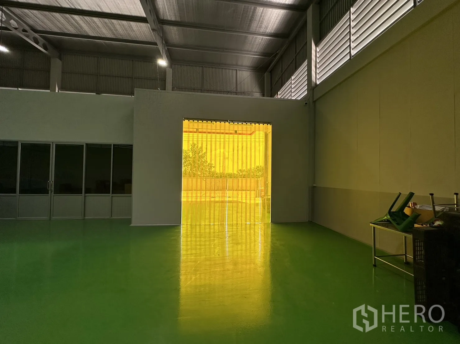 โรงงาน ขายในLam Luk Ka, Pathum Thani - มุมมองภายในไปยังประตูม่านเหลืองสู่โซนโหลด.