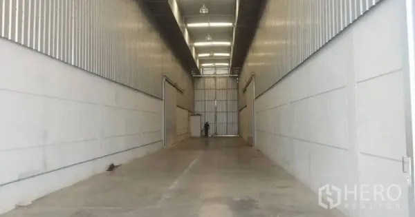 คลังสินค้า ให้เช่าในPathum Thani - ทางโหลดสินค้ายาว ผนังเมทัลชีท ไฟส่องสว่างตลอดแนวถึงประตูบานใหญ่