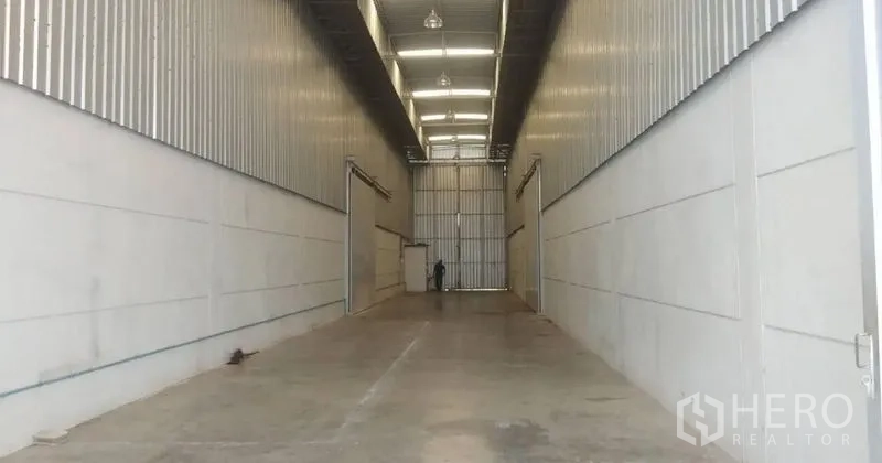 คลังสินค้า ให้เช่าในPathum Thani - ทางโหลดสินค้ายาว ผนังเมทัลชีท ไฟส่องสว่างตลอดแนวถึงประตูบานใหญ่