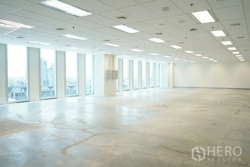 办公空间 出租在Bang Na, Bangkok - 采光充沛的办公区，长窗面朝邦纳区景观。