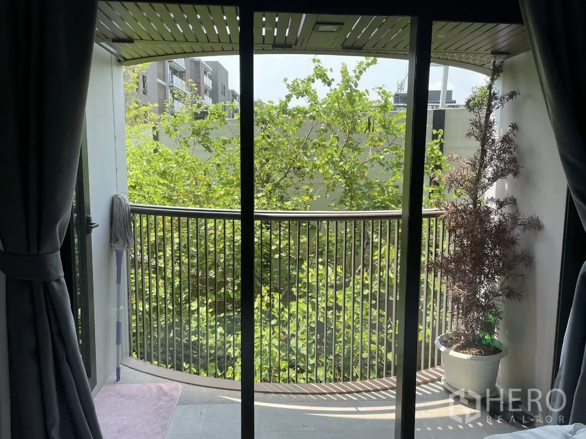 คอนโด ให้เช่าในWatthana, Bangkok - ระเบียงส่วนตัวราวโค้ง มองเห็นต้นไม้เขียวขจี