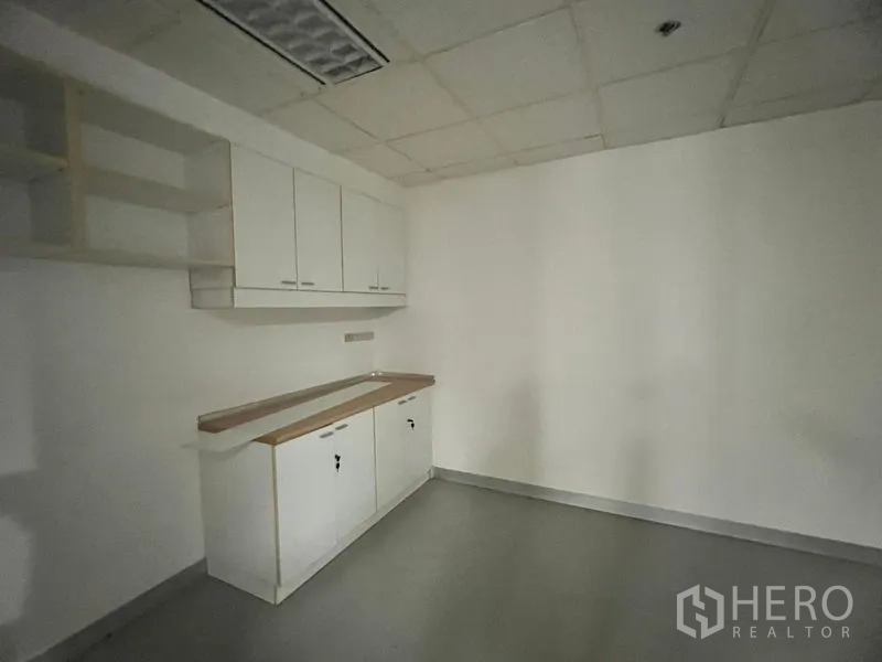 สำนักงาน ให้เช่าในKhlong Toei, Bangkok - แพนทรีสำนักงาน ตู้สีขาว เคาน์เตอร์ และชั้นลอย