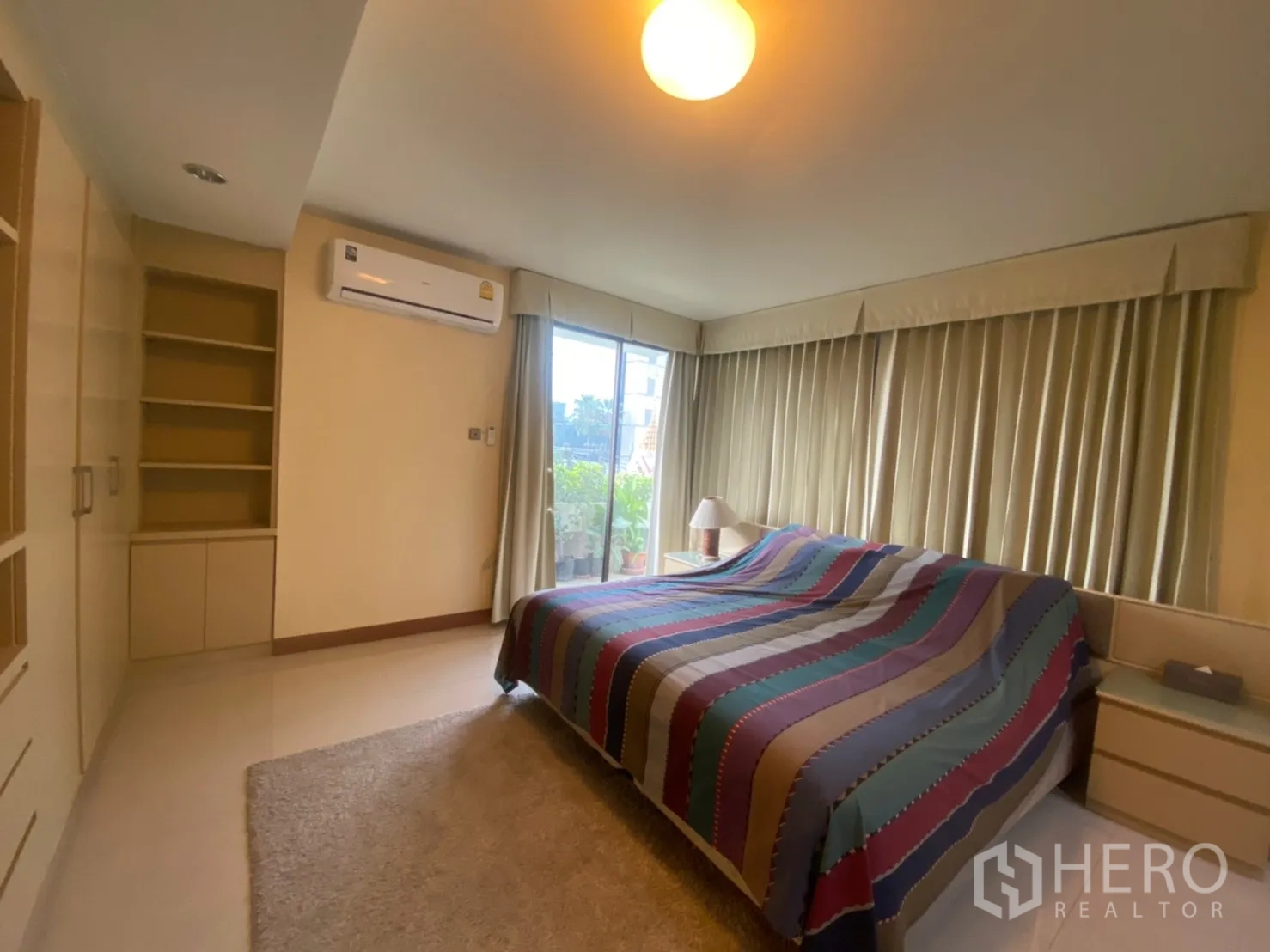 คอนโด ให้เช่าในPhaya Thai, Bangkok - ห้องนอนมาสเตอร์กว้าง เตียงคิง หน้าต่างรอบด้านและทางออกสู่ระเบียง