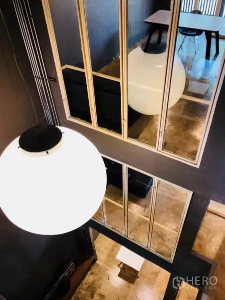 สำนักงานที่บ้าน ให้เช่าในHuai Khwang, Bangkok - โถงบันไดเพดานสูงติดโคมทรงลูกโลกและผนังกระจกเงา.