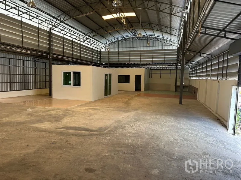 货栈 出租在Bueng Kum, Bangkok - 高挑通透的仓库内部，配有独立办公室房间。