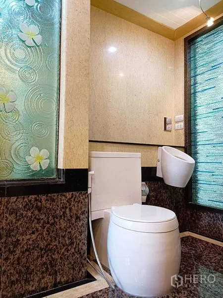 คอนโด ให้เช่าในWatthana, Bangkok - ห้องน้ำส่วนโถสุขภัณฑ์สมัยใหม่ พื้นผิวลายหินอ่อน และกระจกฝ้าลวดลาย.