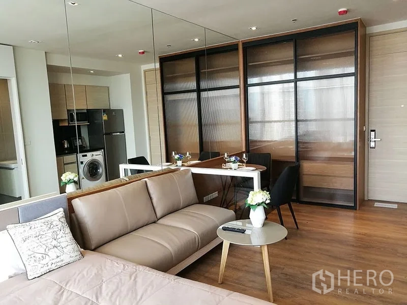 คอนโด ขายในKhlong Toei, Bangkok - พื้นที่นั่งเล่นพร้อมโซฟาหนัง โต๊ะกลม ตู้เสื้อผ้าบิวท์อิน และโต๊ะกินข้าว