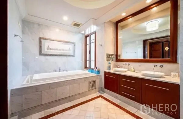 บ้าน ให้เช่าในKhlong Toei, Bangkok - ห้องน้ำหินอ่อนหรู มีอ่างอาบน้ำบิวท์อิน อ่างล้างหน้าแบบคู่ และกระจกบานใหญ่