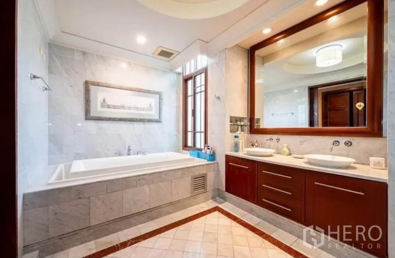 บ้าน ให้เช่าในKhlong Toei, Bangkok - ห้องน้ำหินอ่อนหรู มีอ่างอาบน้ำบิวท์อิน อ่างล้างหน้าแบบคู่ และกระจกบานใหญ่