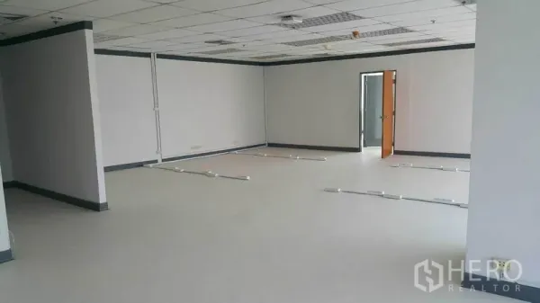 สำนักงาน ให้เช่าในKhlong Toei, Bangkok - พื้นที่ทำงานกว้าง เพดานฝ้าทีบาร์ โทนสีเรียบ พร้อมรางเดินสายไฟที่พื้น