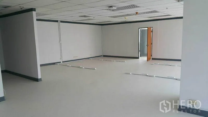 สำนักงาน ให้เช่าในKhlong Toei, Bangkok - พื้นที่ทำงานกว้าง เพดานฝ้าทีบาร์ โทนสีเรียบ พร้อมรางเดินสายไฟที่พื้น