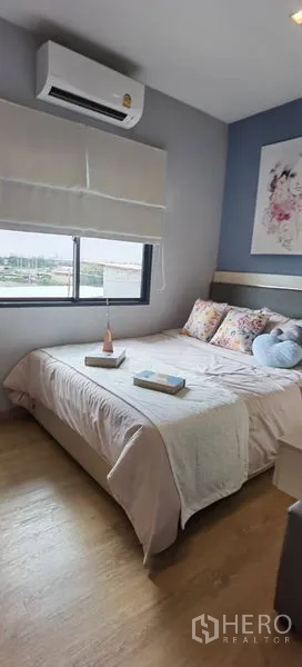 联排别墅 出租在Prawet, Bangkok - 温馨卧室，双人床，带罗马帘的窗户与空调。