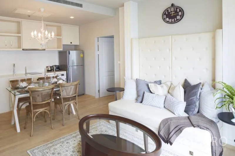 公寓 出租在Bangkok - 开放式客餐厅，带吊灯与紧凑厨房