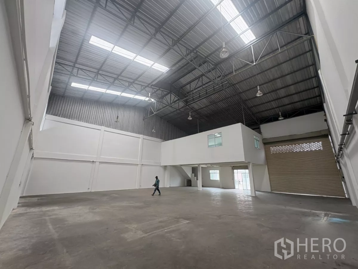 工厂 出租在Phra Samut Chedi, Samut Prakan - 开阔生产区，设天窗、夹层与装卸卷帘门。