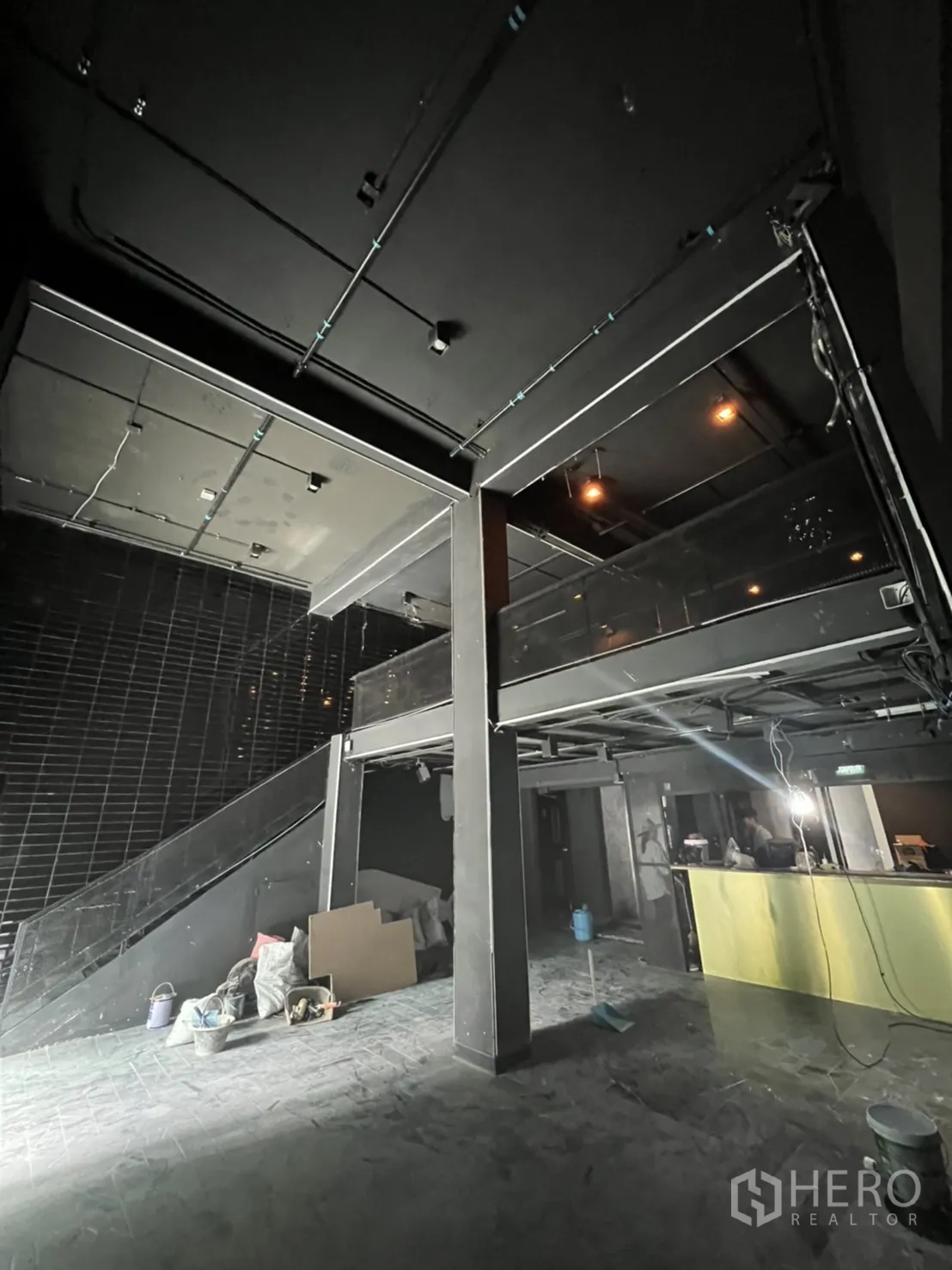 Home Office for rent or sale in Khlong Toei, Bangkok - Open hall featuring a bar counter, steel beams and partial mezzanine deck.