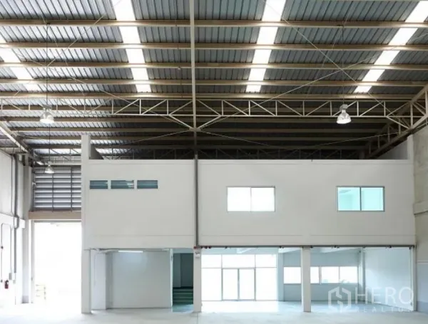 工厂 出租在Pluak Daeng, Rayong - 宽敞仓储车间，夹层办公室与明亮灯带，设大尺度装卸入口。