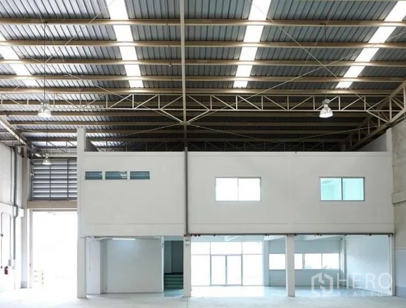 工厂 出租在Pluak Daeng, Rayong - 宽敞仓储车间，夹层办公室与明亮灯带，设大尺度装卸入口。
