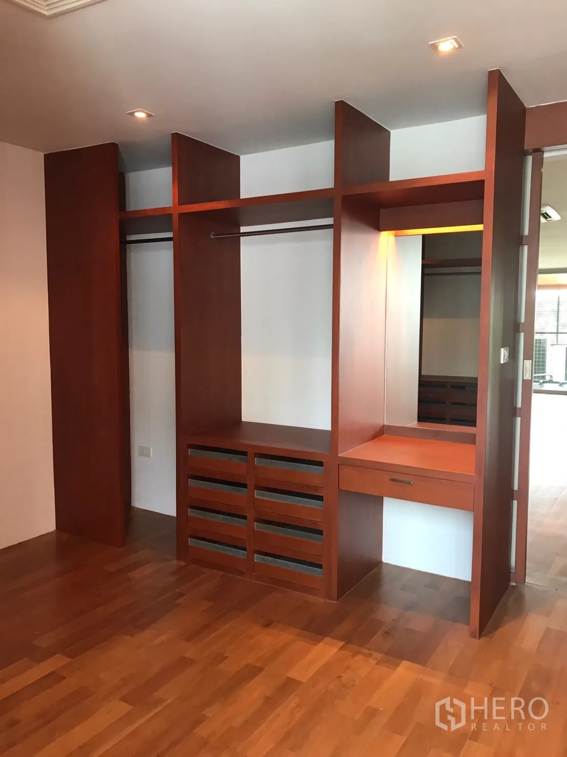 带办公室的家 出租在Watthana, Bangkok - 卧室角落配木质衣柜与梳妆台。