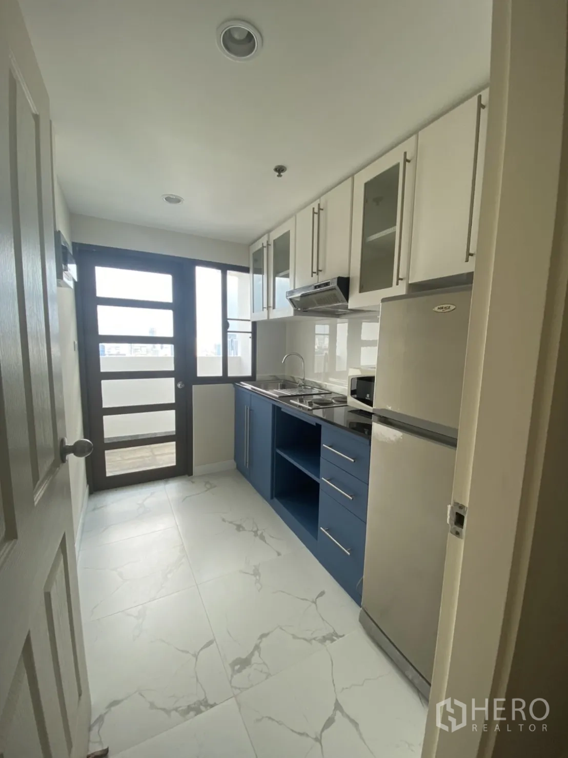 คอนโด ให้เช่าในWatthana, Bangkok - ครัวรูปตัว I ขนาดกะทัดรัด ตู้ล่างสีน้ำเงิน ตู้บนสีขาว ประตูออกระเบียง