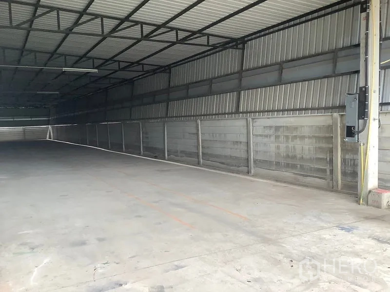 工厂 出租在Ban Phaeo, Samut Sakhon - 钢顶下的混凝土装卸通道，带采光板。