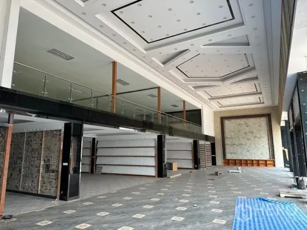 คลังสินค้า ให้เช่าในLam Luk Ka, Pathum Thani - ภายในโชว์รูมเพดานสูงแบบฝ้าหลุม พร้อมชั้นลอยกระจกและพื้นกระเบื้อง