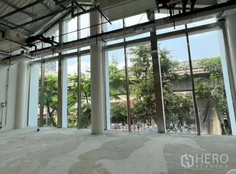 พื้นที่ขายปลีก ให้เช่าในPhaya Thai, Bangkok - หน้ากระจกบานใหญ่เพดานสูงพิเศษ มองเห็นต้นไม้และโครงสร้างทางยกระดับด้านนอก