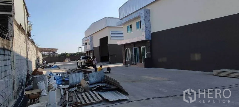 คลังสินค้า ให้เช่าในBang Khun Thian, Bangkok - ถนนภายในกว้างในโครงการโกดังสมัยใหม่ มีหลายยูนิตและที่จอดรถ