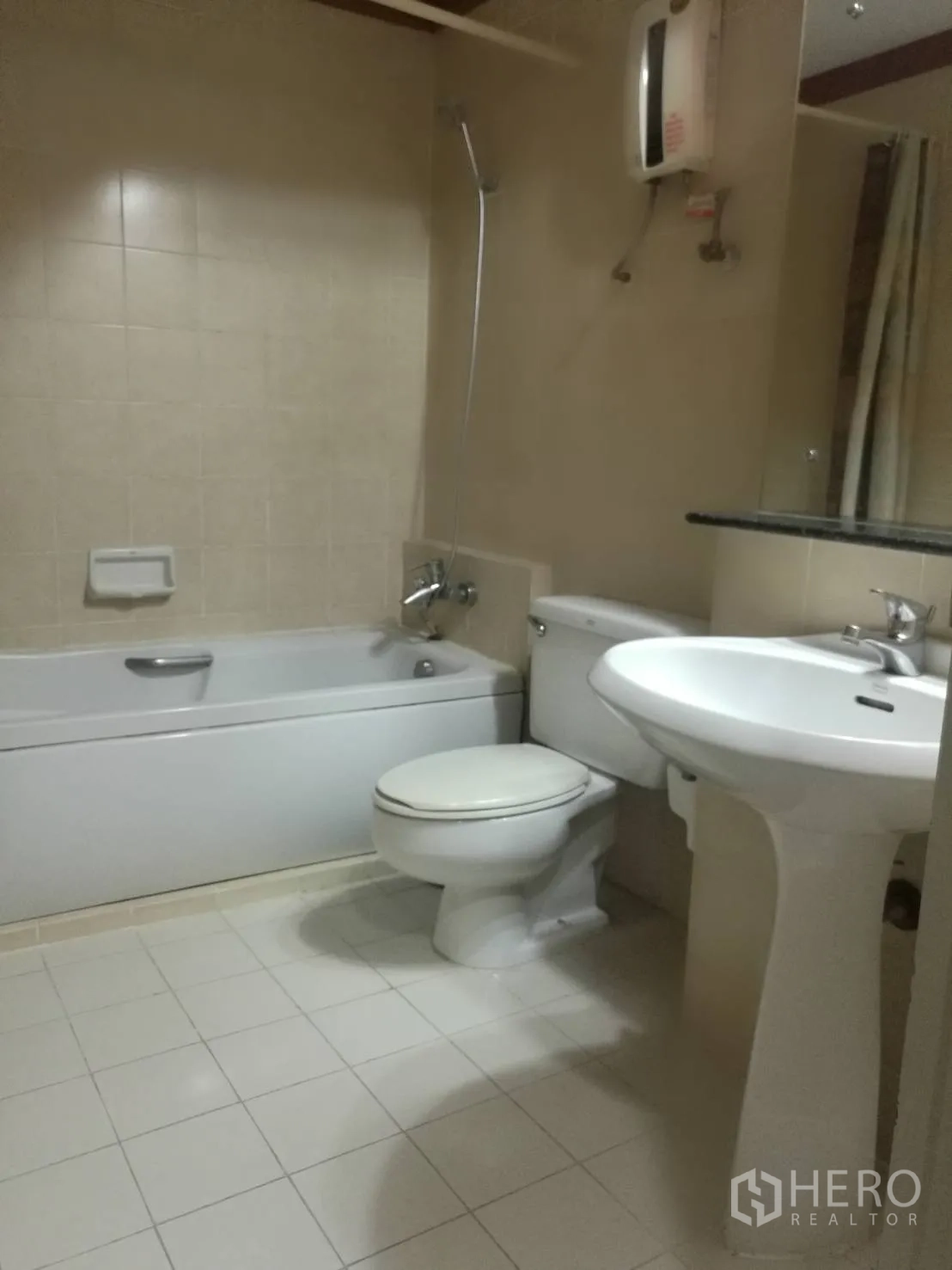 คอนโด ให้เช่าในKhlong Toei, Bangkok - ห้องน้ำมีอ่างอาบน้ำ ฝักบัว อ่างล้างหน้าแบบขาตั้ง และเครื่องทำน้ำอุ่น