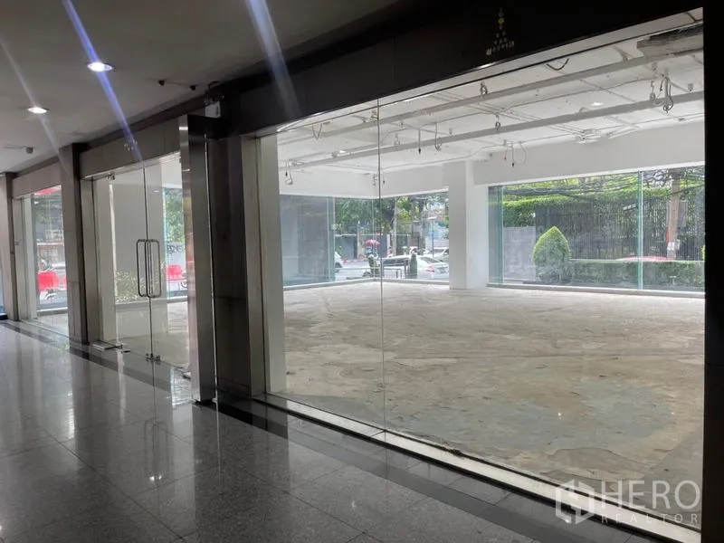 พื้นที่ขายปลีก ให้เช่าในWatthana, Bangkok - หน้าร้านกระจกกว้าง มองเห็นได้ชัดจากโถงภายในอาคาร
