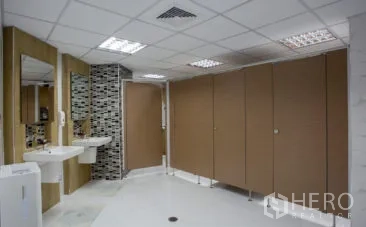 สำนักงาน ให้เช่าในKhlong Toei, Bangkok - ห้องน้ำทันสมัยพร้อมอ่างล้างหน้า กระจก ผนังตกแต่งกระเบื้อง และห้องน้ำแยก