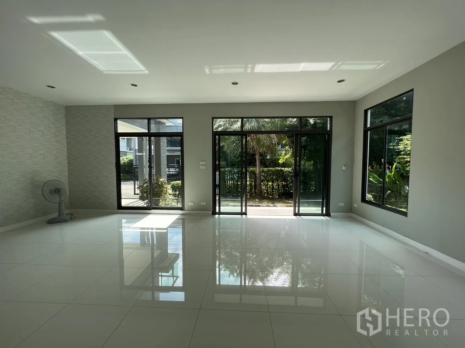 Detached House for sale in Suan Luang, Bangkok - Spacious living room with triple sliding doors to the patio and garden views.