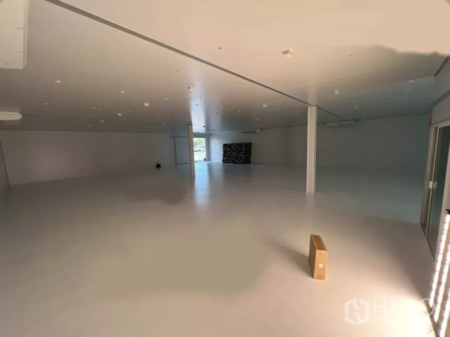 货栈 出租在Khlong Luang, Pathum Thani - 冷库仓库内部：采用 Isowall 保温板与无缝环氧地坪的宽敞生产间，温控稳定。