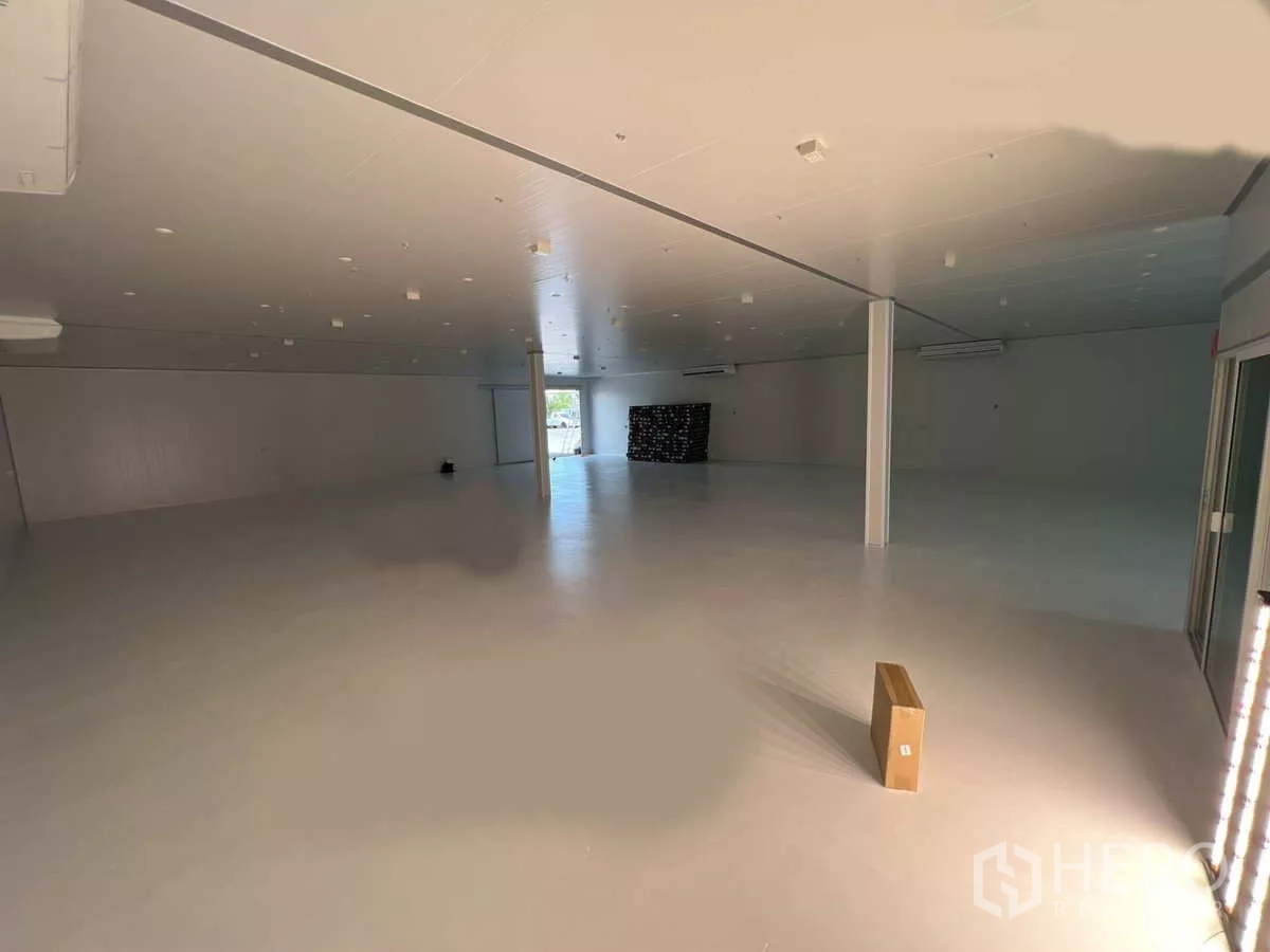 货栈 出租在Khlong Luang, Pathum Thani - 冷库仓库内部：采用 Isowall 保温板与无缝环氧地坪的宽敞生产间，温控稳定。
