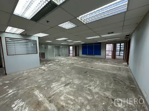 สำนักงาน ให้เช่าในKhlong Toei, Bangkok - พื้นออฟฟิศกว้างมีห้องส่วนตัวหลายห้อง ไฟฟลูออเรสเซนต์ และบอร์ดสีน้ำเงิน