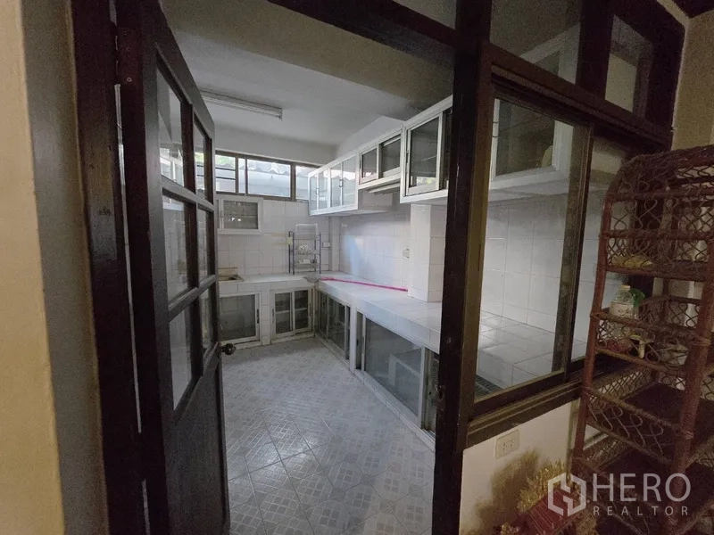 สำนักงานที่บ้าน ให้เช่าในSathon, Bangkok - ครัวปิดสไตล์ไทย เคาน์เตอร์ปูกระเบื้อง ตู้กระจก และพื้นกระเบื้อง