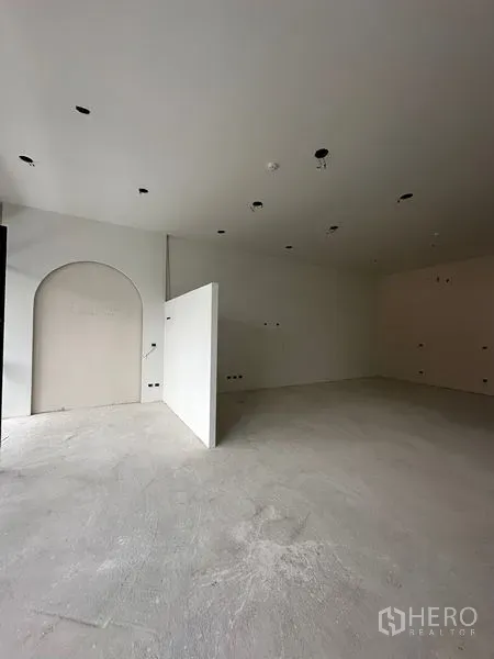 零售空间 出租在Bang Na, Bangkok - 未配家具的商铺，可见拱形壁龛与局部分隔墙，便于规划后场。