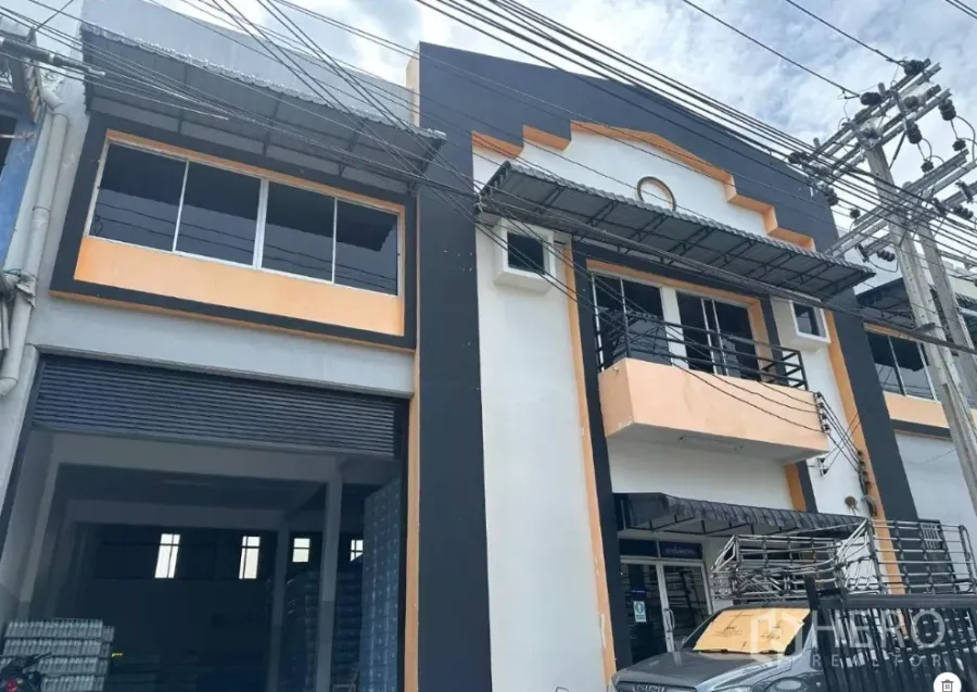 Factory for rent in Bang Phli, Samut Prakan - Modern factory facade in Bang Phli with balcony, windows and a front loading bay.