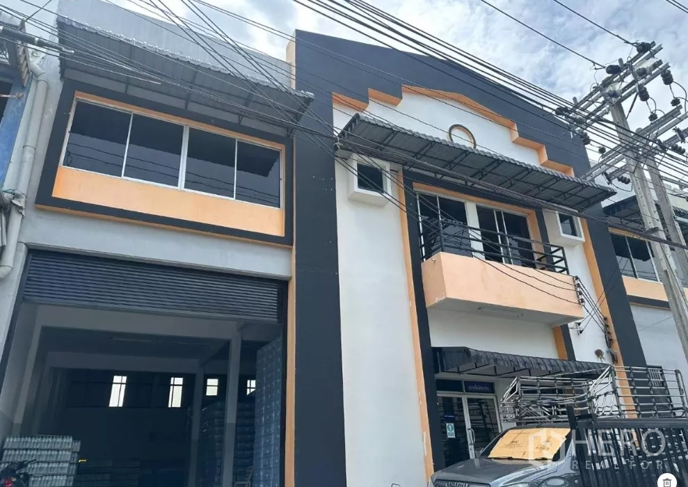Factory for rent in Bang Phli, Samut Prakan - Modern factory facade in Bang Phli with balcony, windows and a front loading bay.