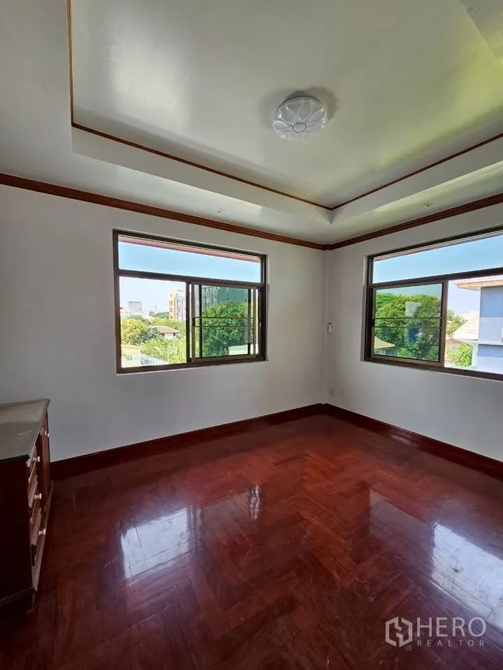 สำนักงานที่บ้าน for rent in Wang Thonglang, Bangkok - ห้องมุมมีหน้าต่างบานเลื่อนสองด้าน พื้นปาร์เกต์เงางาม มองเห็นต้นไม้