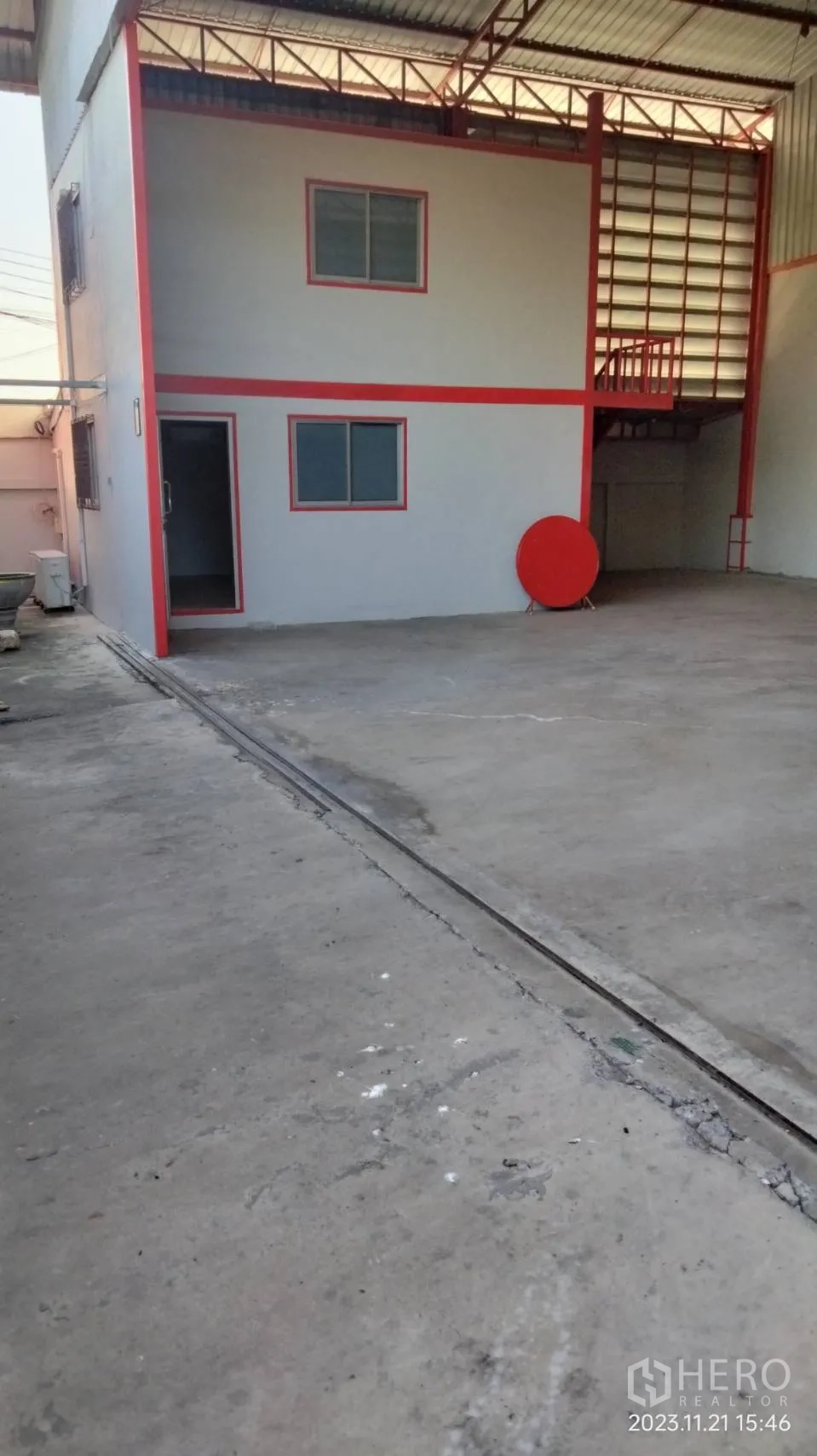 โกดัง for rent in Bang Phli, Samut Prakan - ลานคอนกรีตสำหรับขนถ่ายสินค้า ข้างอาคารออฟฟิศสองชั้นภายในโกดัง.