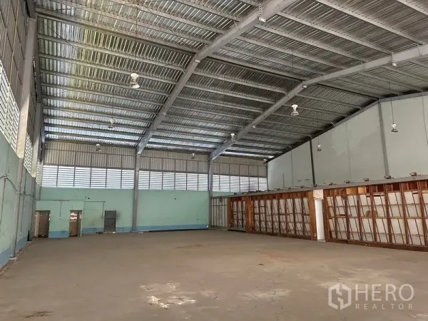 คลังสินค้า ให้เช่าในLam Luk Ka, Pathum Thani - โกดังเพดานสูง หลังคาโครงเหล็ก ช่องระบายอากาศ และพื้นโล่ง