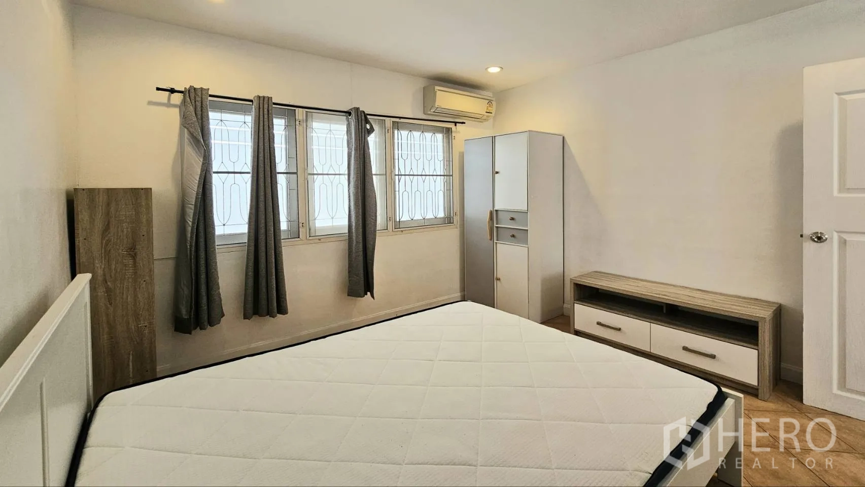 Detached House for rent in Saphan Sung, Bangkok - Bedroom with double bed, wardrobe, TV console, windows, and air conditioning.