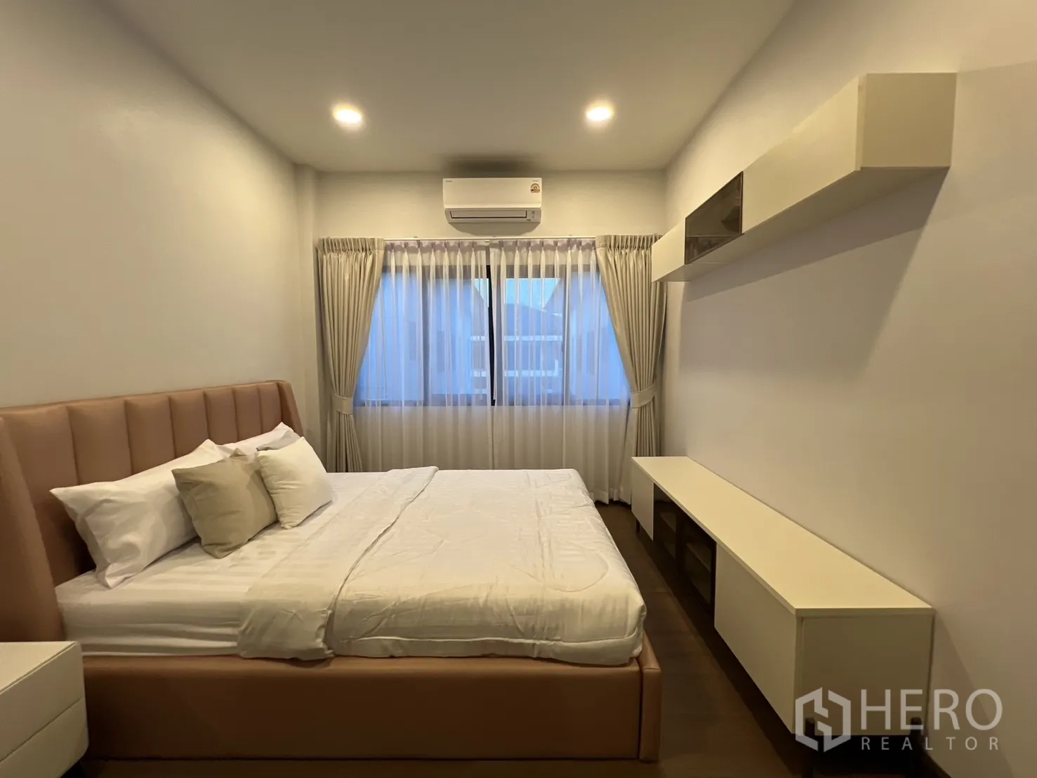 บ้าน ให้เช่าในBang Phli, Samut Prakan - ห้องนอนรอง เตียงบุนวม ผ้าม่าน และชั้นลอย