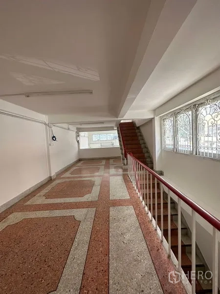 อาคารพาณิชย์ ให้เช่าในBangkok - ชั้นกว้างโปร่ง มีบันไดและหน้าต่างลูกกรง รับแสงธรรมชาติ.