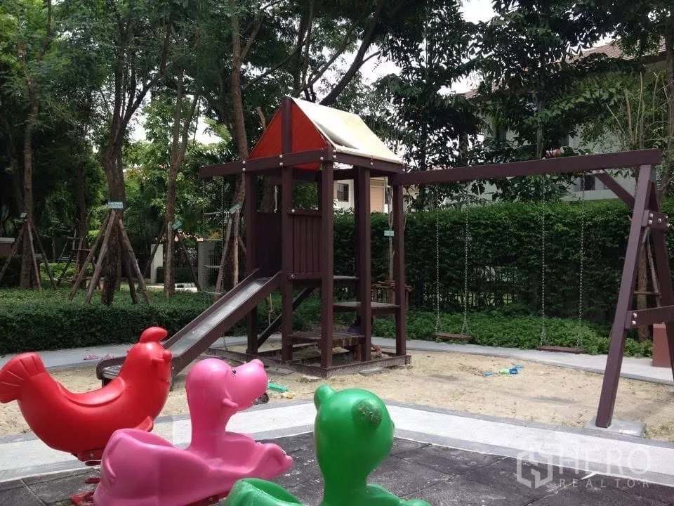 บ้าน ขายในBang Phli, Samut Prakan - สนามเด็กเล่นพร้อมสไลเดอร์และชิงช้า ในสวนร่มเงา