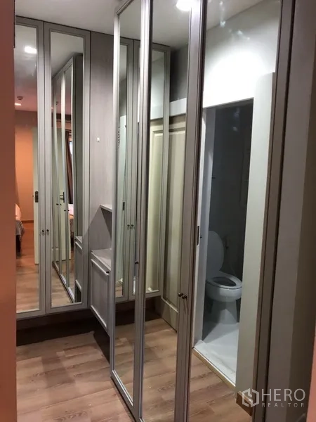 คอนโด ให้เช่าในPathum Wan, Bangkok - โถงตู้เสื้อผ้าบานกระจกเชื่อมทางเข้าห้องน้ำ