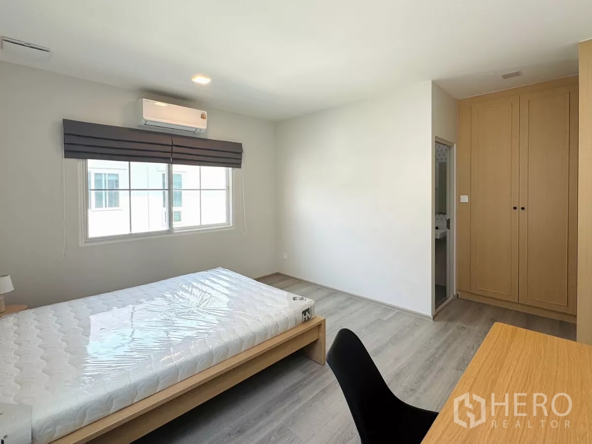 Detached House for rent in Bang Phli, Samut Prakan - Bedroom with built-in wardrobe and door to an adjoining bathroom.