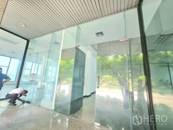 พื้นที่ขายปลีก ให้เช่าในSathon, Bangkok - มุมมองด้านนอกของหน้าร้านกระจกสูงจรดเพดานและประตูเข้าหันสู่ถนน